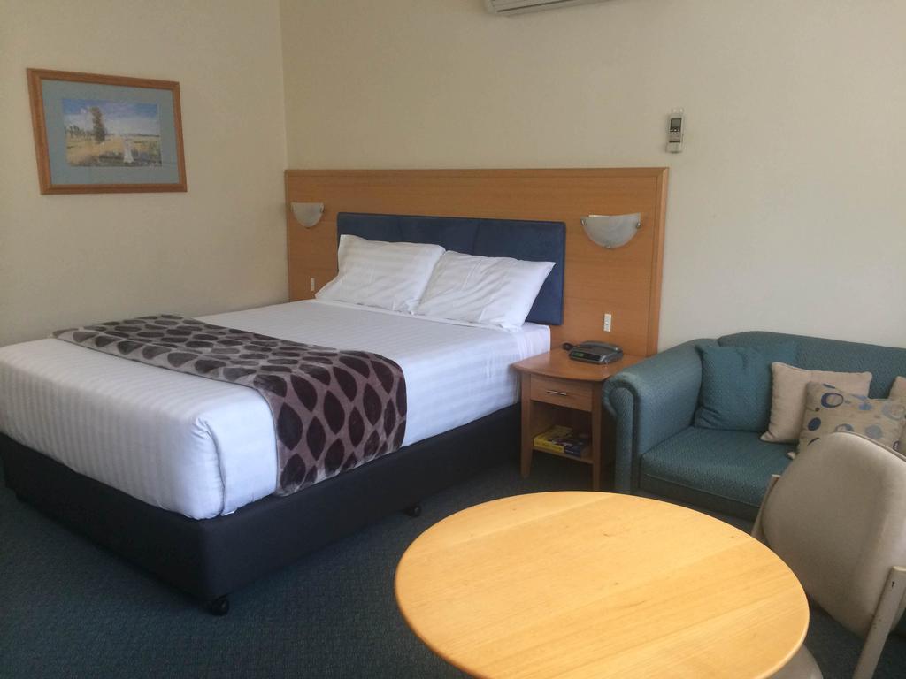 Park Motor Inn Туумба Стая снимка